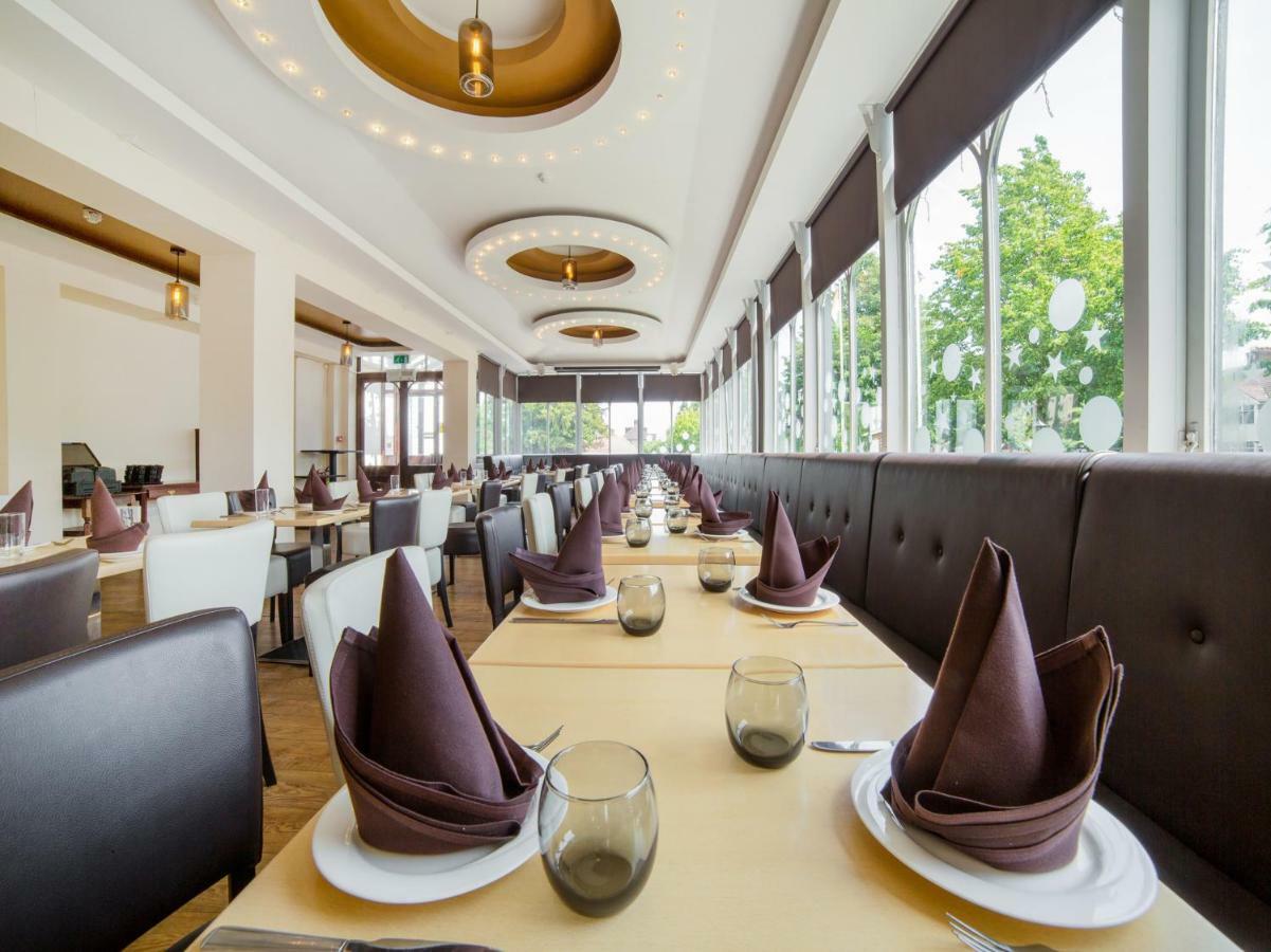 Oyo Osterley Park Hotel Isleworth Buitenkant foto